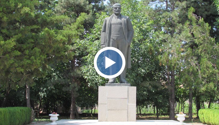 Бизнесмен давал 27 000 долара през 90-те години за паметника, но получил категоричен отказ