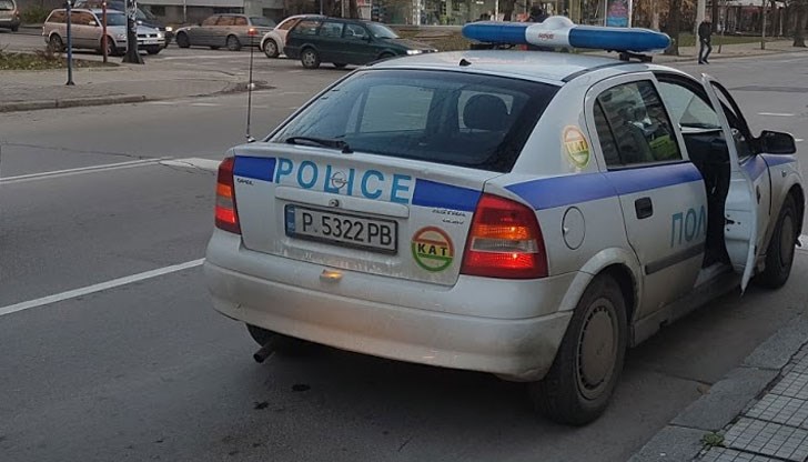 Служителите на МВР установили, че автомобила е с различни предна и задна регистрационни табели, които не са издадени за него