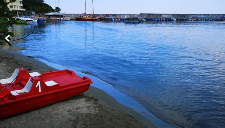 70 л нафта от моторна лодка се изляха във водата до Южния плаж в Китен