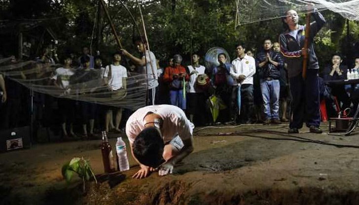 12-те блокирани деца и техният треньор бяха изведени успешно 12-те блокирани деца и техният треньор бяха изведени успешно