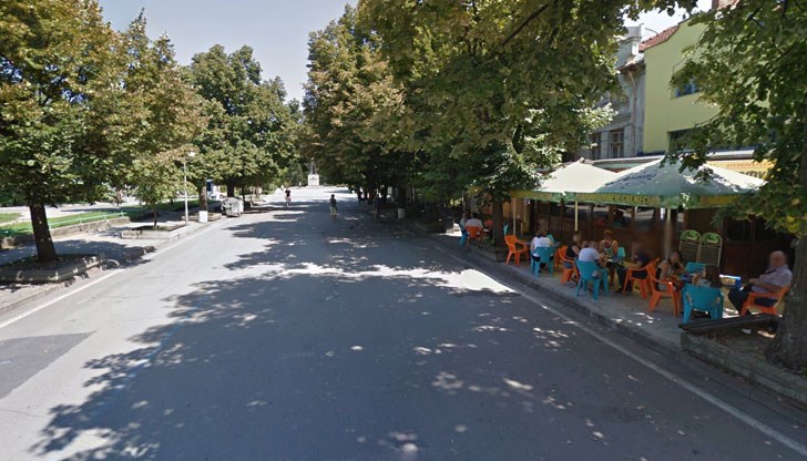 Съседите му са пропищели от своеволията му, а полицията е безсилна