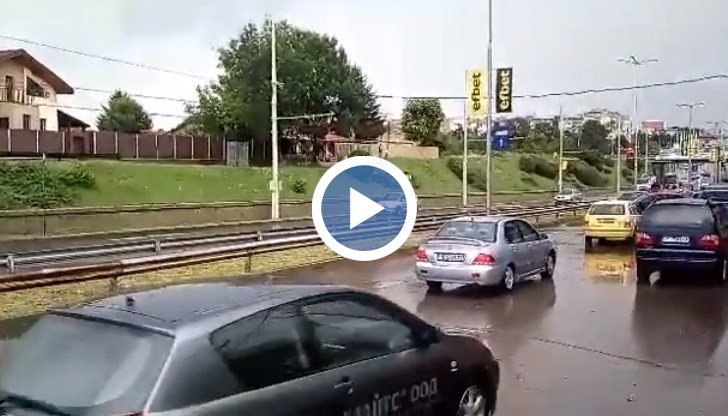 Според очевидци гръмотевица е ударила тролея