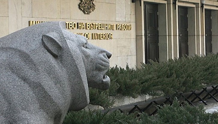 Полицейската академия получила прахосмукачка, дивани и гладачен каландър