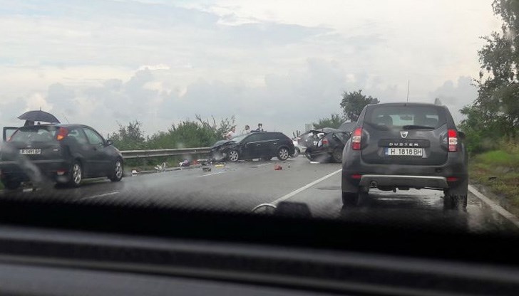 По непотвърдена информация в мелето са участвали поне 3 автомобила