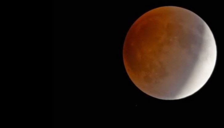 "Буден" българин коментира затъмнението в лайфстрийм на НАСА