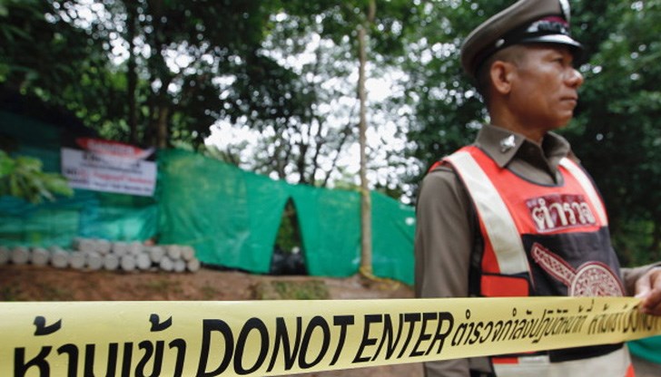 Според очевидци момчетата сами са се придвижили до изхода