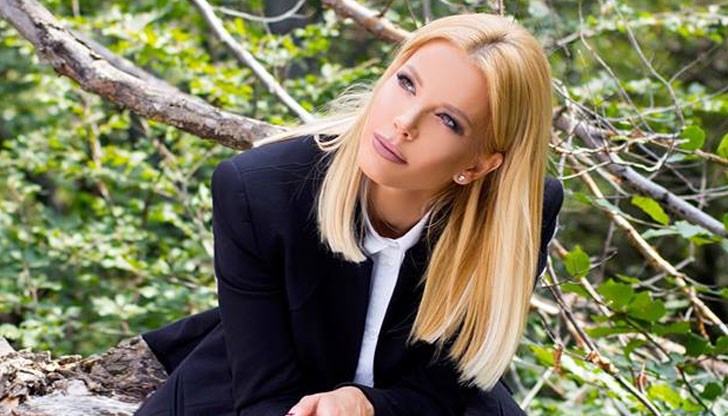 Певицата е в петия месец