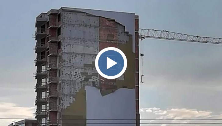 Стотици квадратни метра изолация паднаха двора на новострояща се кооперация