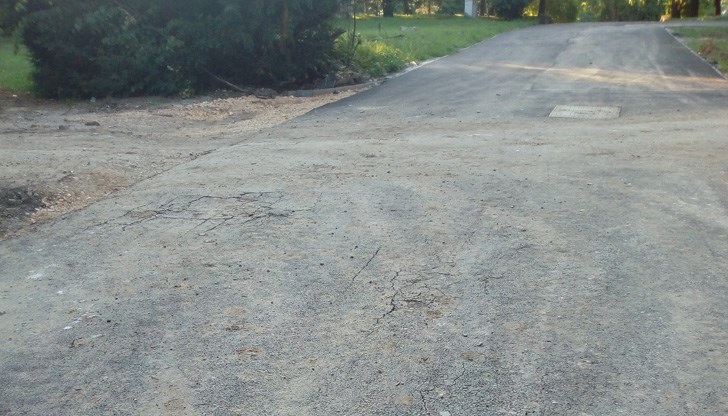 Една от недовършените алеи в парка вече има нужда от нов ремонт