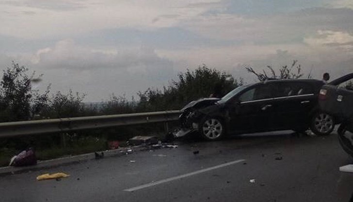 Два леки автомобила са се ударили челно Два леки автомобила са се ударили челно