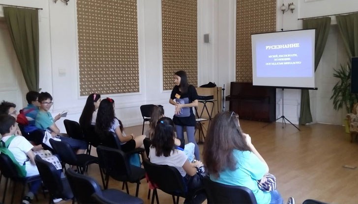 Занятията се провеждат във всички девет експозиции на Историческия музей