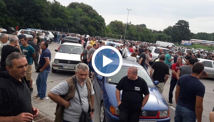 Според протестиращите така търговците на трюфели ще бъдат изместени от пазара от приближени до инициаторите на забраната