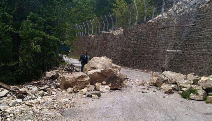Срутище затвори пътя за село Забърдо и природната забележителност Чудните мостове