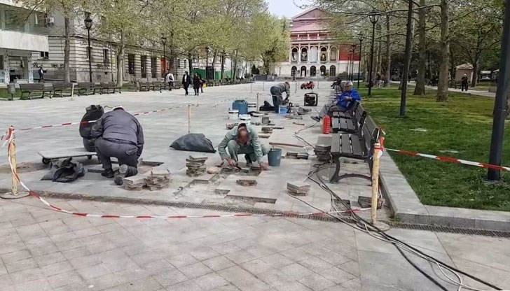 Централният площад в Русе се надигна и изпочупи само за 9 месеца след официалното откриване лично от премиера Бойко Борисов през 2011 година Централният площад в Русе се надигна и изпочупи само за 9 месеца след официалното откриване лично от премиера Бойко Борисов през 2011 година