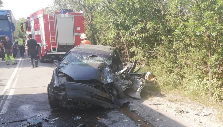 Спасители са вадили двама души от леката кола