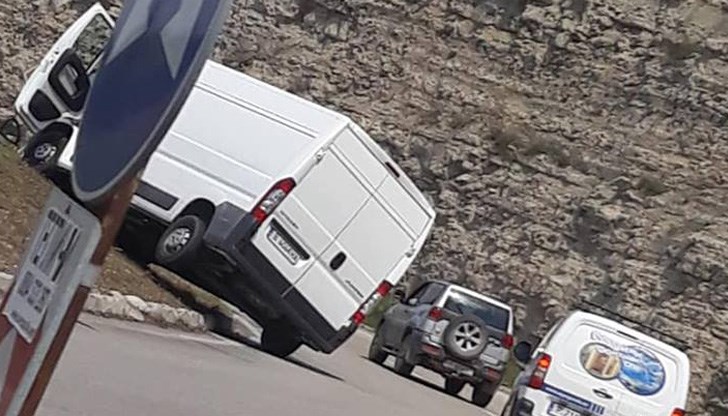 Микробус "кацна" в затревеното пространство встрани от пътното платно