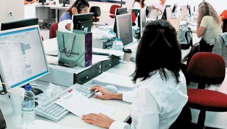 Армията на чиновниците расте неудържимо Армията на чиновниците расте неудържимо