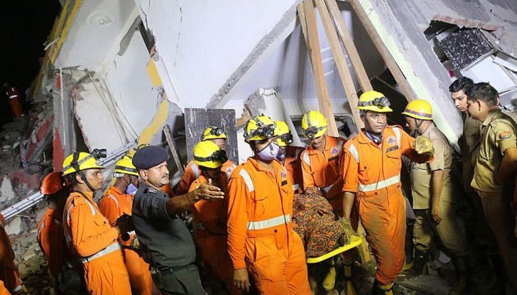 До момента спасителите са намерили три тела под руините