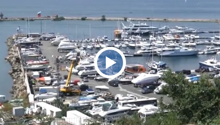 По данни на очевидци са пострадали две от яхтите на кея