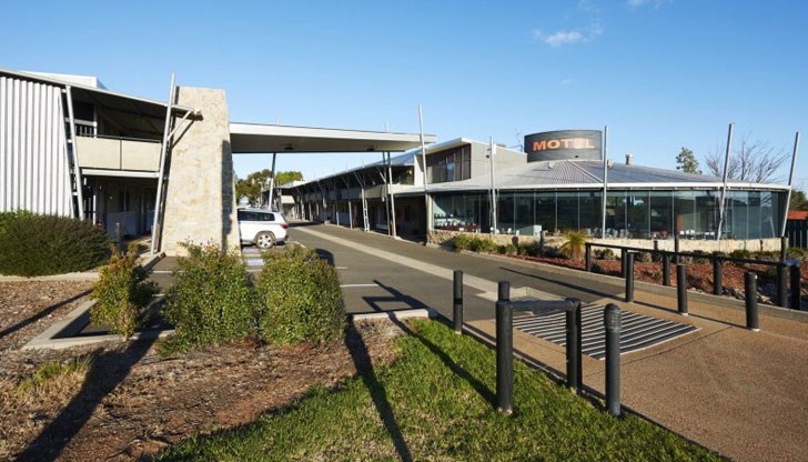 Обслужващият обект ще включва бензиностанция, газстанция, мотел, заведение за хранене и ТИР паркинг Обслужващият обект ще включва бензиностанция, газстанция, мотел, заведение за хранене и ТИР паркинг