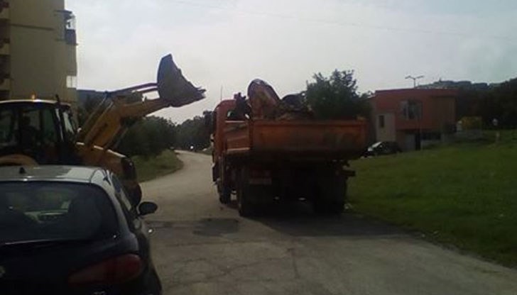 До блок 118 в квартал "Чародейка", преди седмица положен асфалт за тротоар се маха в момента