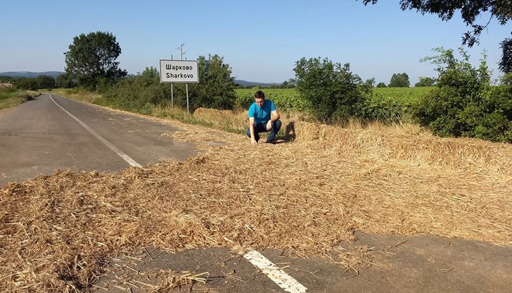 Разпиляна слама на пътя е методът за дезинфекция на влизащи и излизащи автомобили в село Шарково