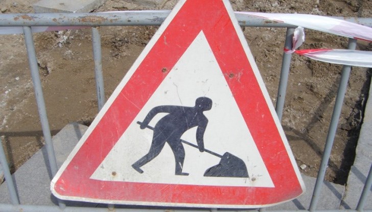 Българска работа! Едни работници довършват улицата, други идват и започват да копаят