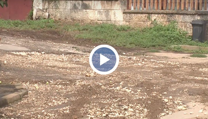 Тонове кал и наводнени дворове остави след себе си водната стихия