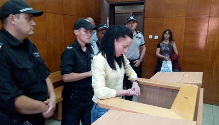 Междувременно тя остава в ареста Междувременно тя остава в ареста