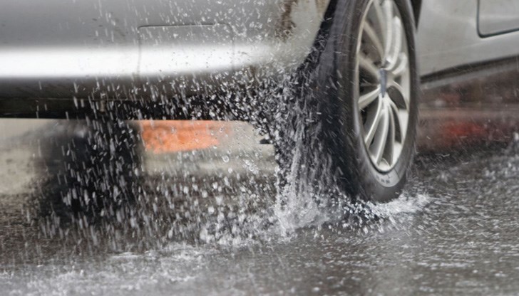 Порой принуждава шофьорите да отбиват в аварийната лента