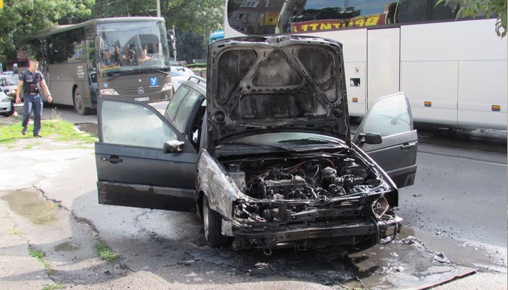 Автомобилът е с газова уредба и само бързата реакция на пожарникарите спасява колата от експлозия