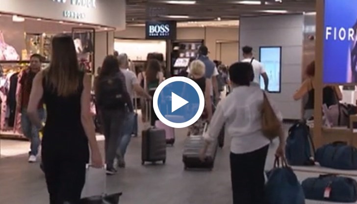 Полетът им за София бил отменен и хората не могат да се приберат в България