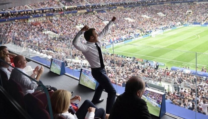 Еманюел Макрон скочи на масите, където са поставени мониторите за ВИП гостите на стадион “Лужники”