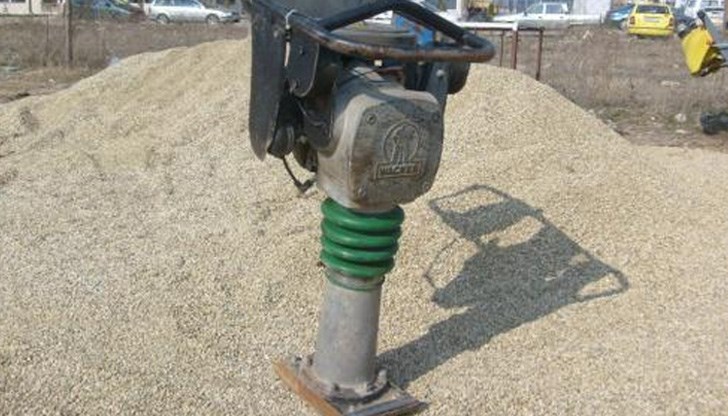 Крадците са огънали алуминиева тръба, за да проникнат в помещението