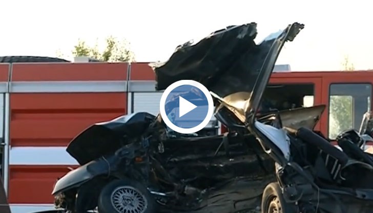 На място загиват шофьорът на 35-години и неговата спътница на 38 години - обявена за издирване