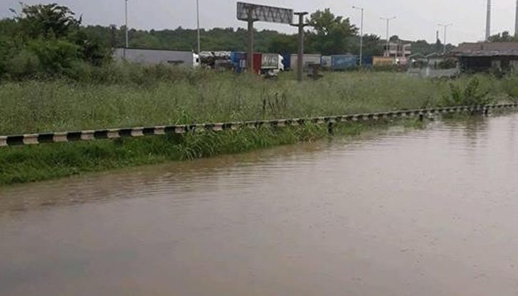 Районът край безмитна зона в Русе е наводнен