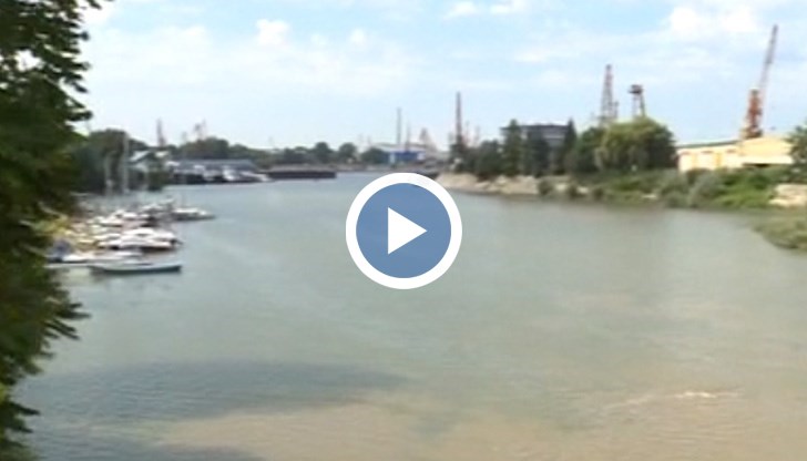 Единият е потънал във водите на лимана на Пристанище Запад, а другият - на Текето