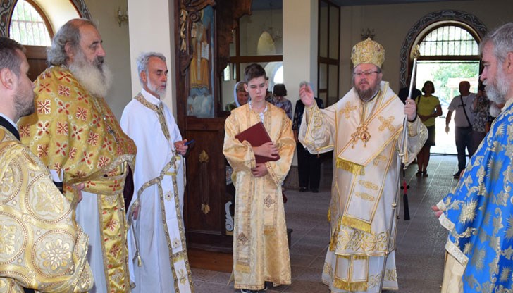 Преподавател на школата ще бъде дякон Орлин Янчев – секретар на св. Митрополия