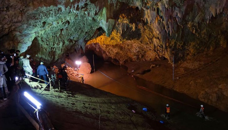 Водната маса е нахлула като цунами в пещерата Водната маса е нахлула като цунами в пещерата