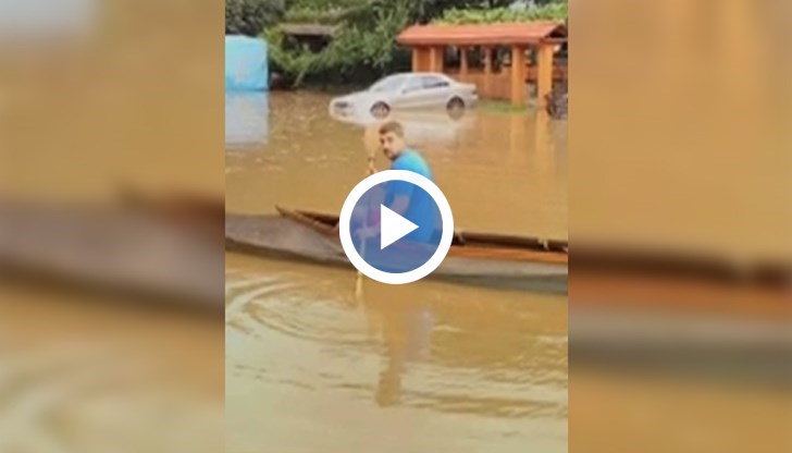 Проливен дъжд продължава да вали и в момента