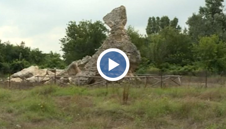 Скалата обаче продължава да е опасна, защото в горната ѝ част е надвиснал още един голям къс