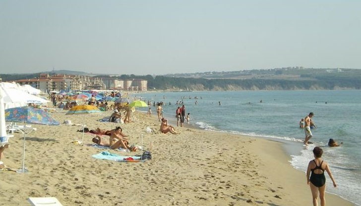 Според близките на децата инфекцията е причинена от заустена в морето тръба, от която се изливат фекалии Според близките на децата инфекцията е причинена от заустена в морето тръба, от която се изливат фекалии