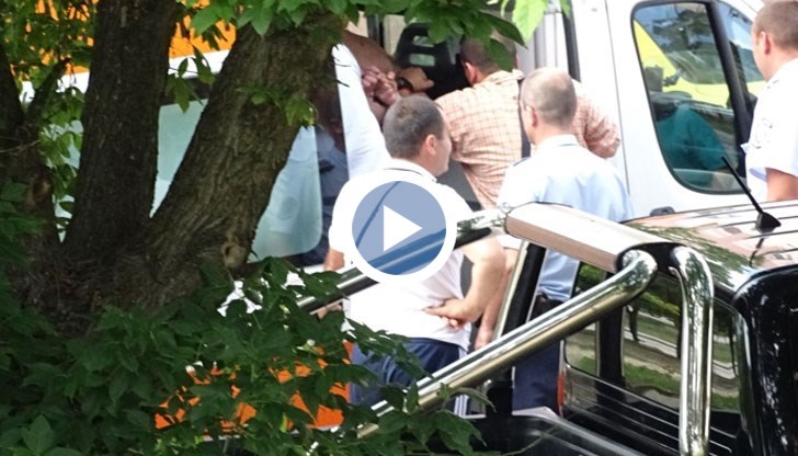 Мъжът е неутрализиран от 15-ина цивилни и униформени