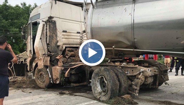 Движението все още не е пуснато, тъй като предстои да бъде доизтеглен камиона извън пътя