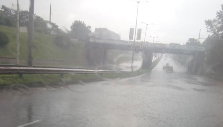 Общо 32,5 л/кв. м дъжд падна за три часа този следобед