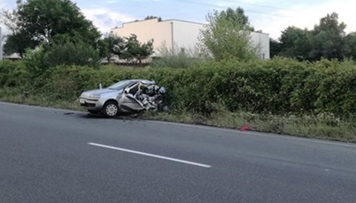 Камион помете Фиат "Пунто" на прав участък