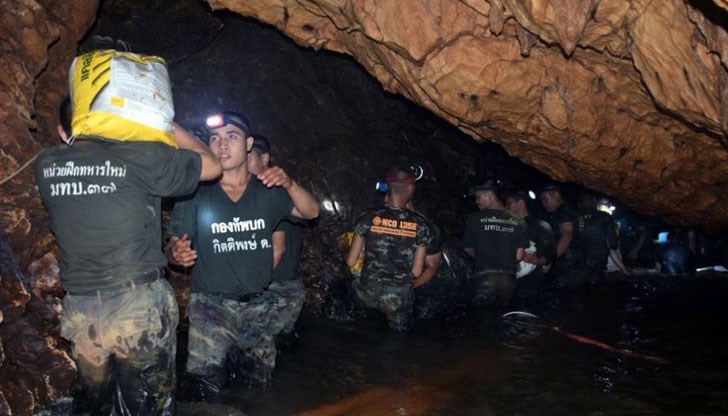 Тайландските власти са в надпревара с времето, за да изпомпат водата от наводнената пещера, където 12 момчета и техният треньор по футбол са блокирани от 23 юни