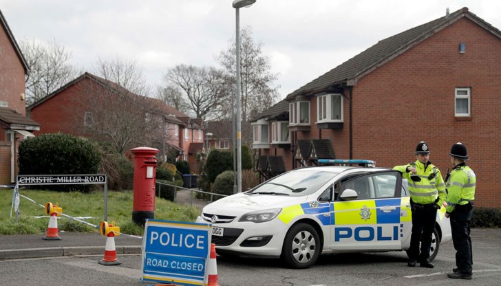 Двама души са намерени в безсъзнание от въздействието на неизвестно вещество в английския град Еймсбъри, който е на около 10 км северно от Солсбъри
