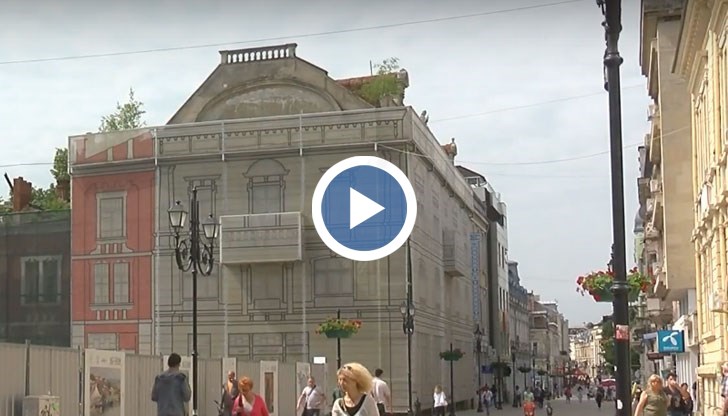 А междувременно с всеки дъжд сградата пропада все повече