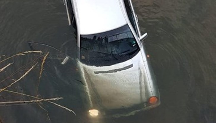 В колата "Мерцедес Е-клас" пътували две момчета и едно момиче